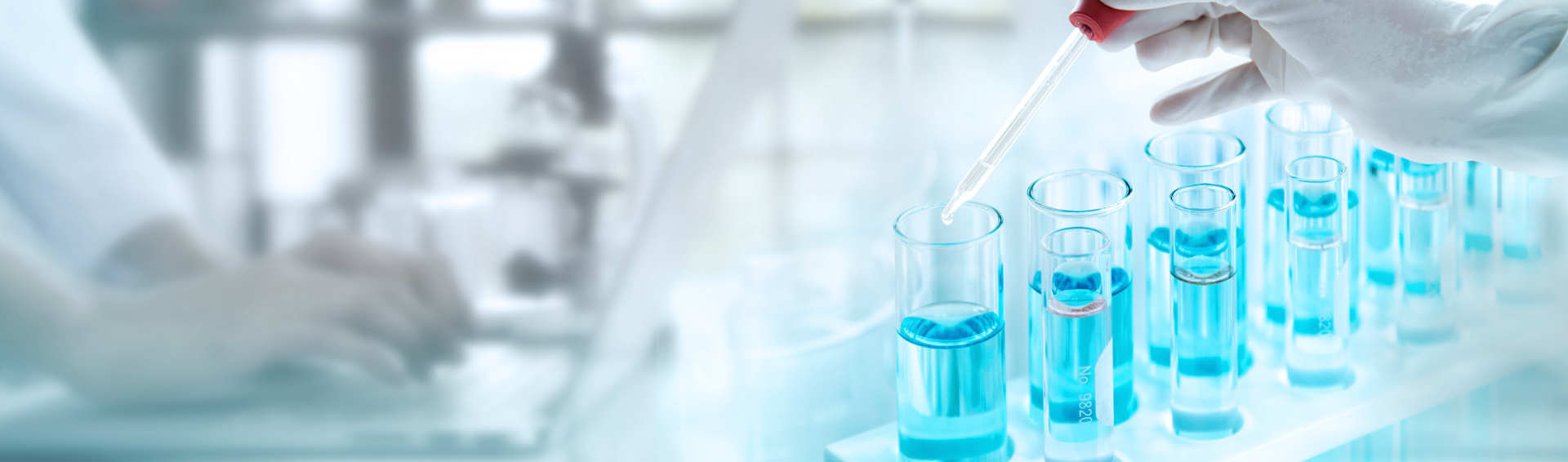 Laboratoire avec éprouvettes et ordinateur