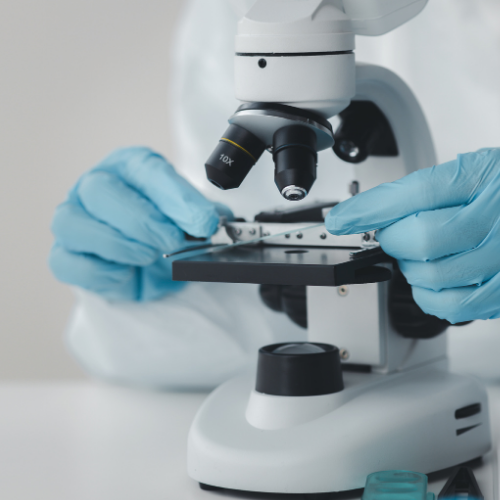 Scientifique utilisant un microscope en laboratoire