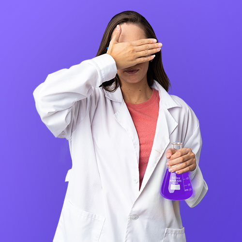 Scientifique avec un bécher violet.