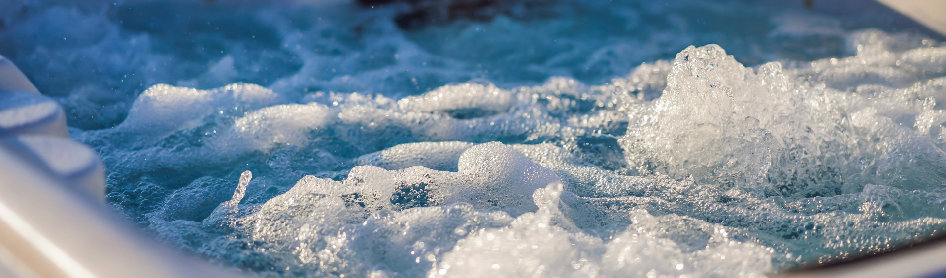 Eau bouillonnante dans un jacuzzi