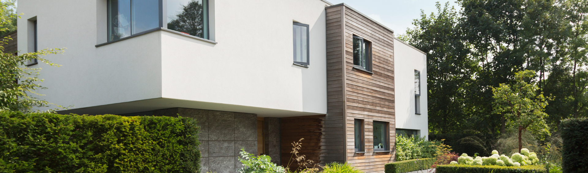 Maison moderne avec jardin verdoyant.