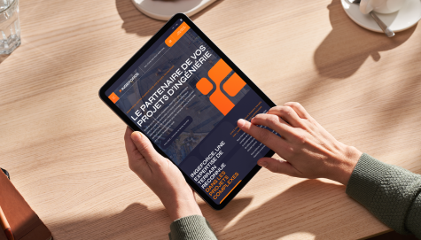 Personne consultant le site Ingeforce sur une tablette