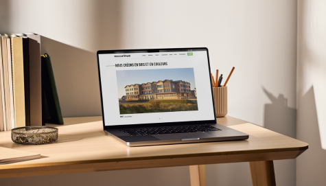 Beau bureau en bois avec le site Mocopinus affiché sur un ordinateur portable