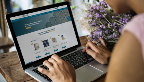 Femme consultant le site Philantologie depuis son ordinateur