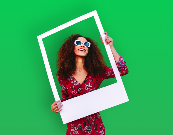 Femme tenant un faux polaroïd géant devant elle