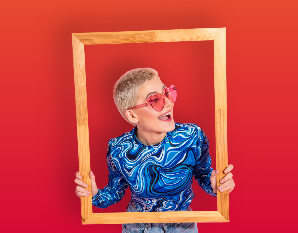 Femme tenant un cadre et passant sa tête au travers