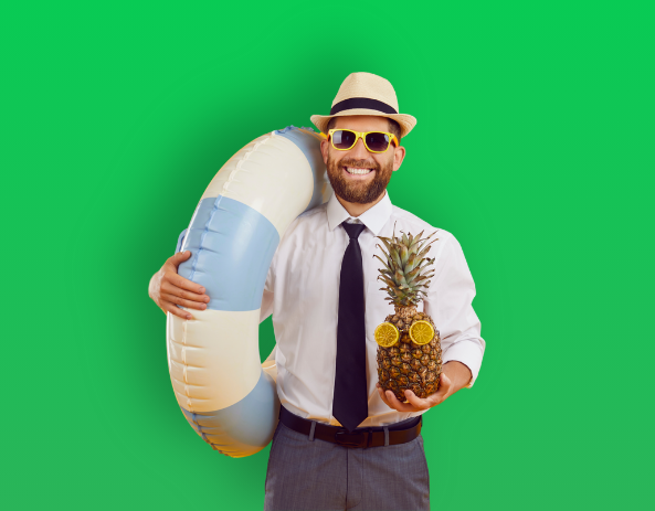 Homme en costume tenant une bouée et un ananas rigolo