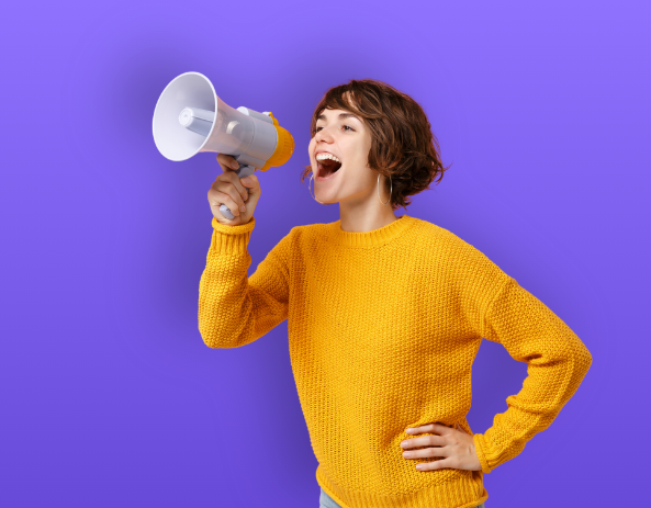 Femme heureuse criant dans un mégaphone jaune