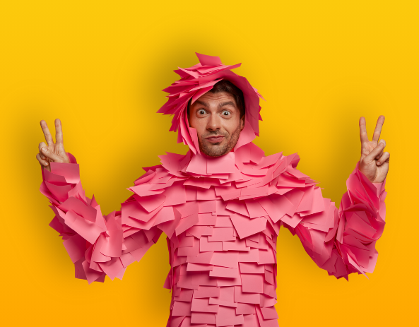 Homme couvert de post-its roses