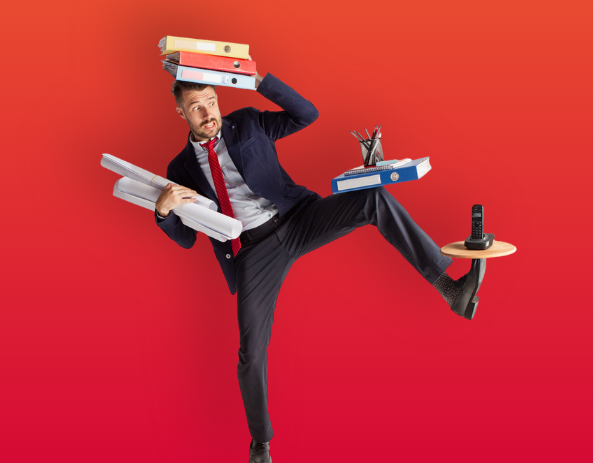 Homme de bureau devant jonglet avec ses fournitures