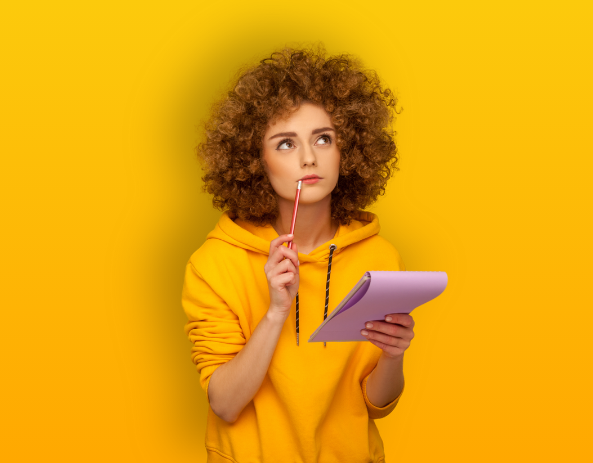 Femme tenant un carnet de notes