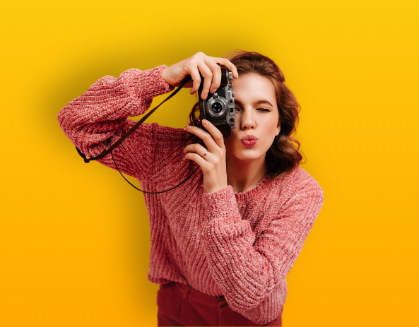 Femme tenant un appareil photo argentique