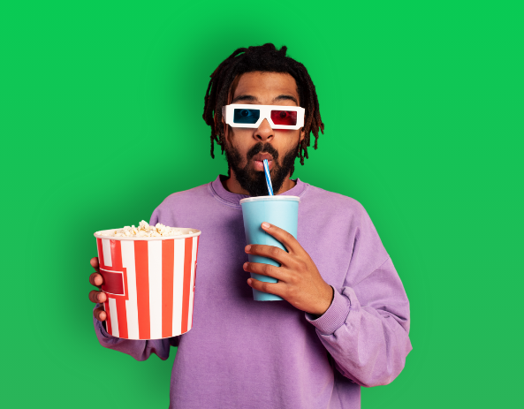Homme avec lunettes 3D et tenant un soda et un seau de popcorn