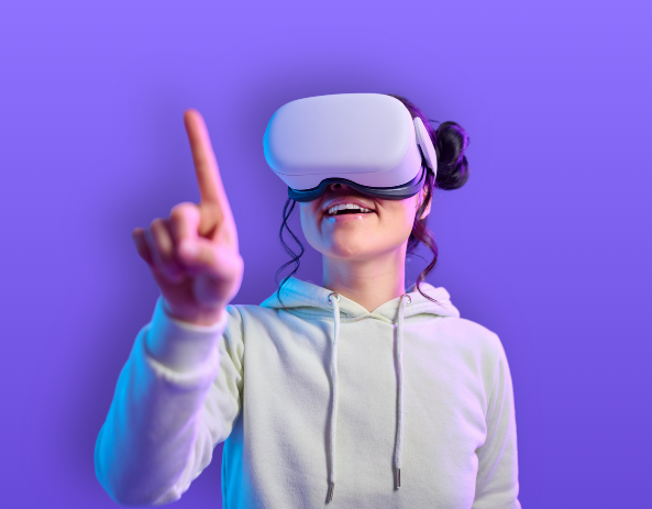 Femme portant un casque VR en train de cliquer sur un élément virtuel