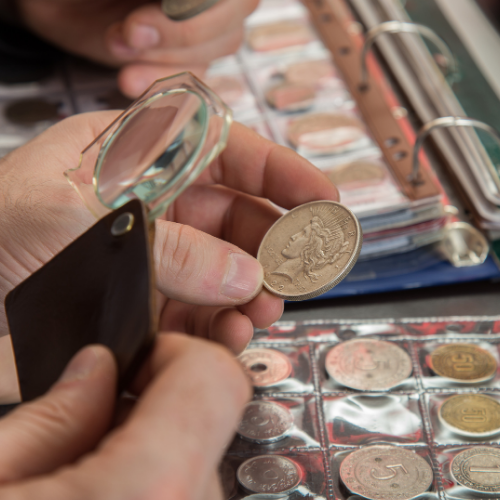 Examen de pièces de monnaie anciennes.