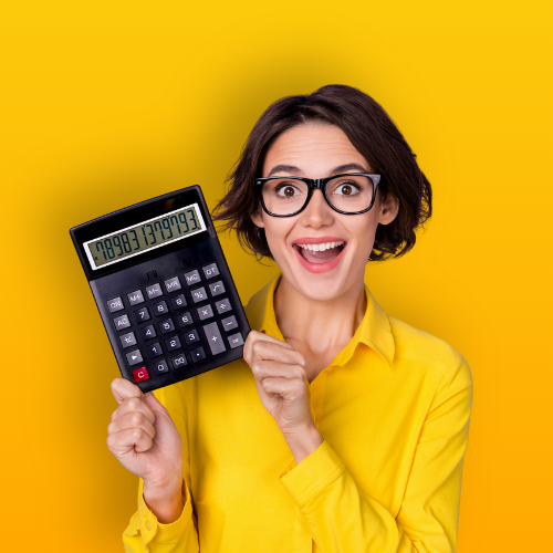 Femme avec une calculatrice sur fond jaune.