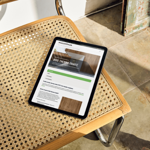 Site web Mocopinus dans une tablette posée sur une chaise en rotin