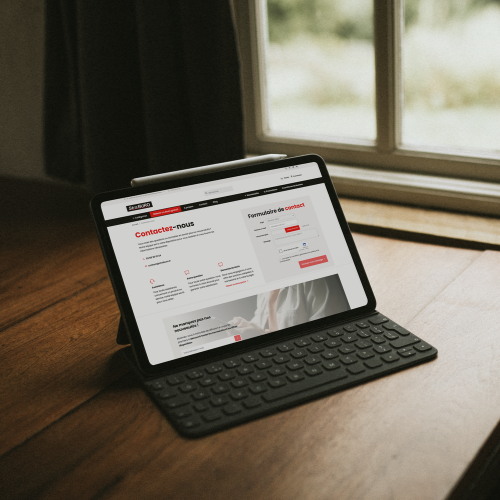 Tablette affichant un formulaire de contact