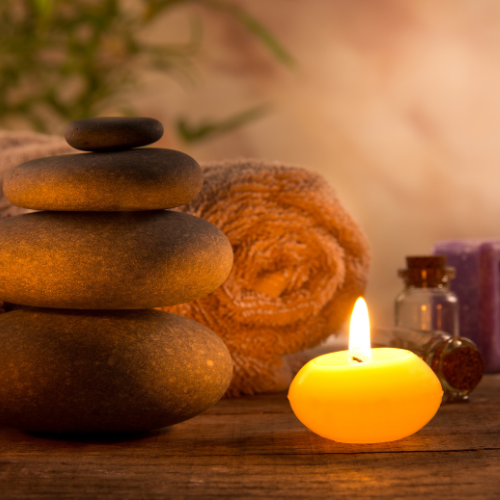 Pierres, bougie, serviette, ambiance zen.