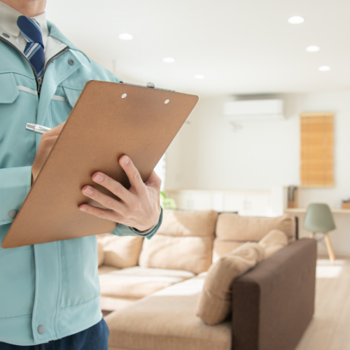 Homme avec un carnet dans un salon