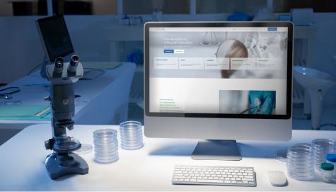 Laboratoire de nuit, avec le site Labo Chemtox affiché sur un écran