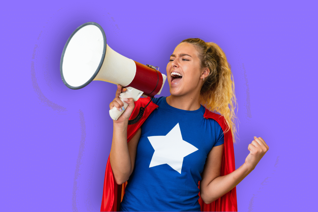Super-héroïne avec cape rouge et criant dans un mégaphone blanc
