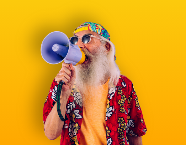 Vieil homme hippie criant dans un mégaphone