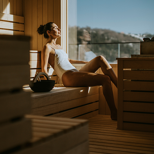 Femme se détendant dans un sauna.