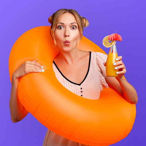 Femme avec bouée et cocktail