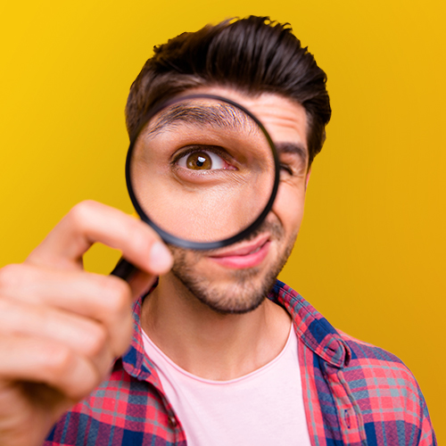 Homme souriant avec fond jaune.