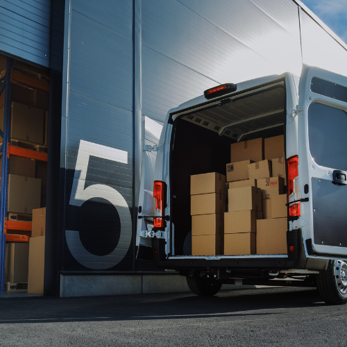Camionnette de transport avec colis à l'intérieur