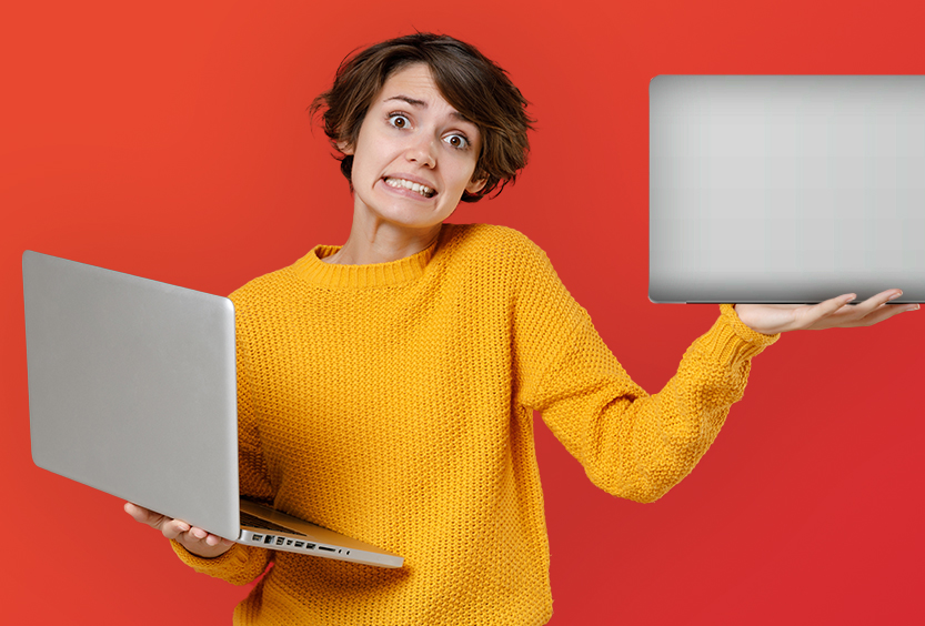 Développeuse web tenant deux ordinateurs dans ses mains