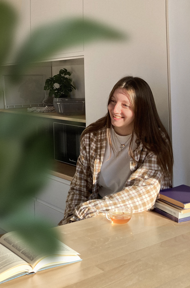 Equipe marketing en pleine réunion dans la salle de pause