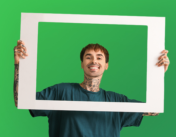 Homme dans un cadre sur fond vert