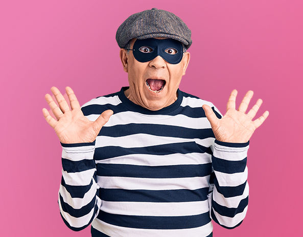 Homme en marinière sur fond rose.