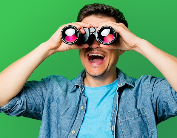 Homme regardant à travers un objectif.