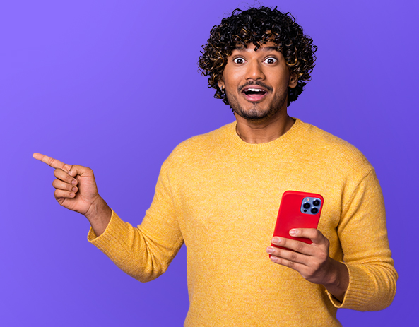 Homme avec téléphone sur fond violet.