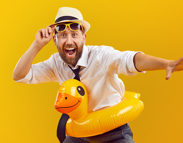 Homme avec bouée canard et chapeau