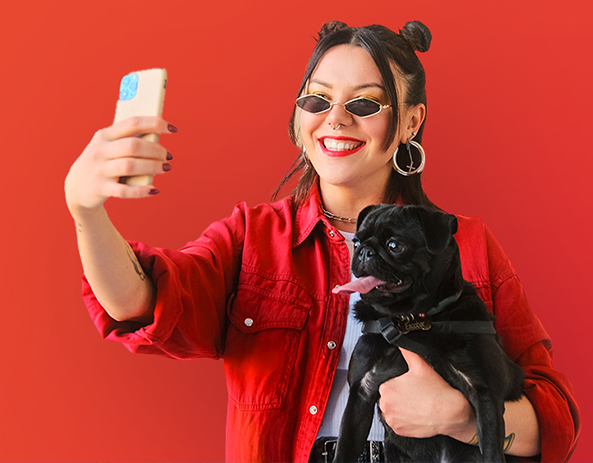 Femme avec un chien dans les bras