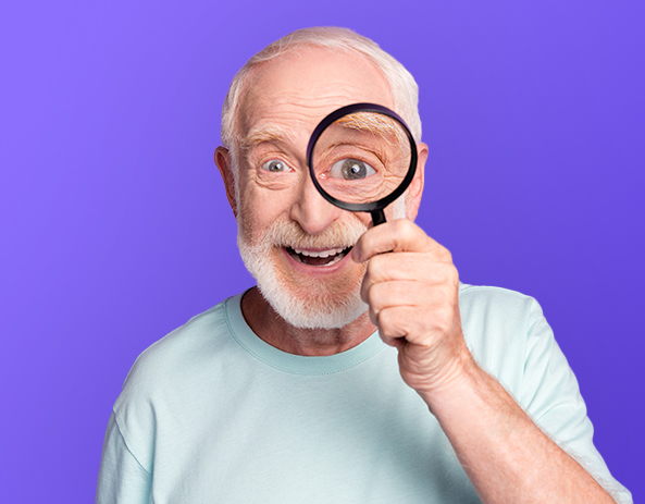Homme âgé avec un pouce levé.