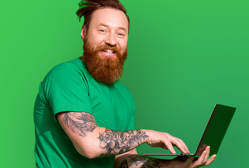 Homme barbu avec ordinateur portable.