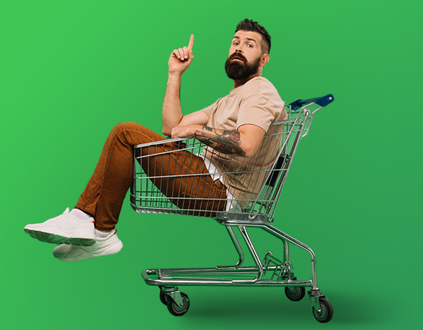 Homme assis dans un chariot de courses.