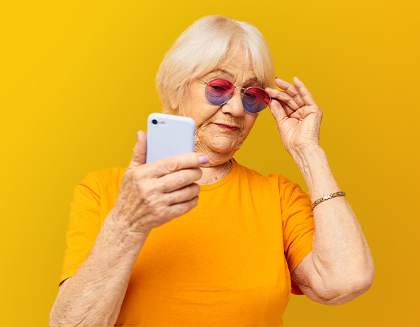 Femme âgée prenant un selfie.