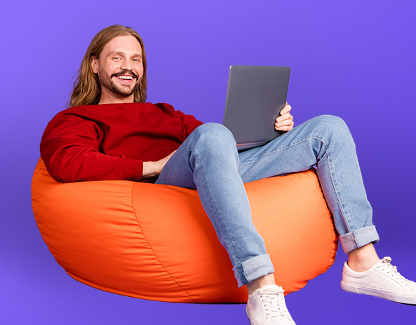 Personne assise sur un pouf orange.