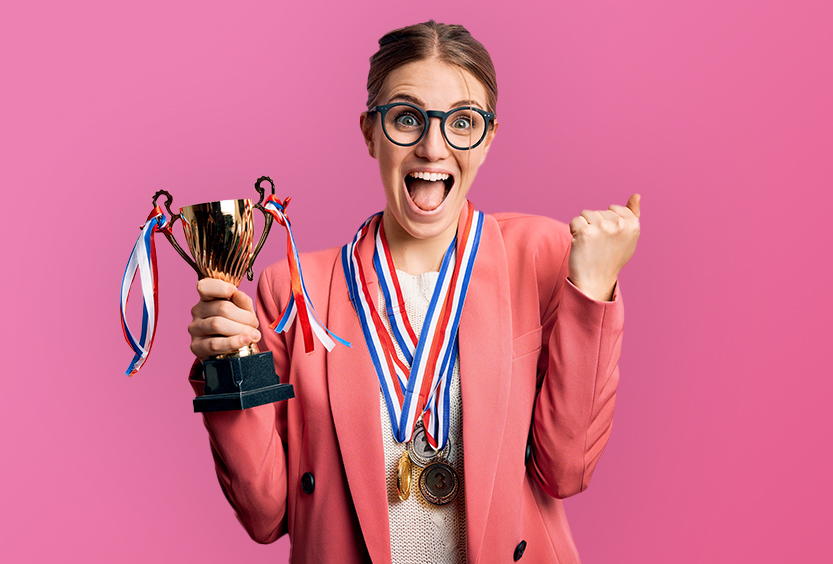 femme heureuse avec un trophée en main