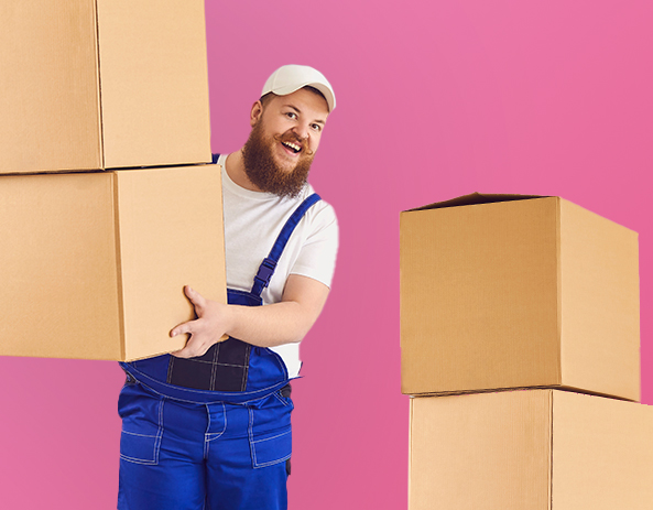 Homme portant des cartons sur fond rose.