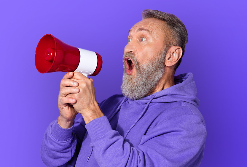 Homme avec mégaphone sur fond violet.