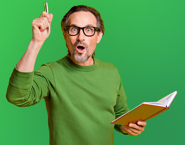 Homme écrivain avec stylo et tenant un cahier