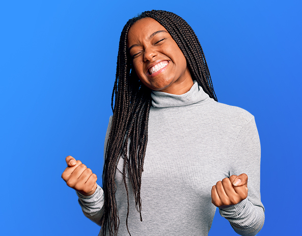 Femme joyeuse sur un fond bleu