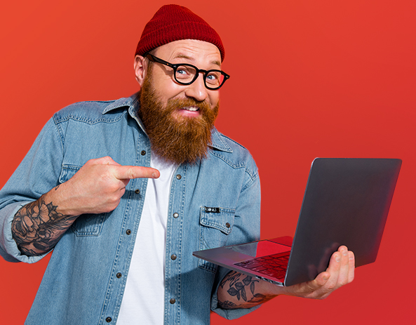 Homme avec ordinateur portable sur fond rouge.